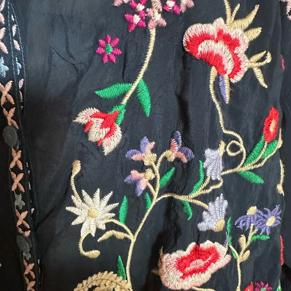 Johnny Was Women’s Navy Blue Blouse With Floral a embroidery Blouse. Size Medium - Picture 4 of 8